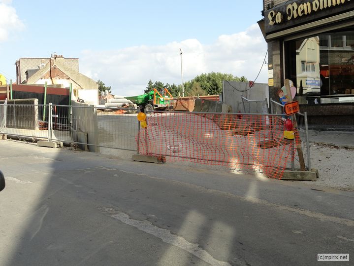 DSC00136.JPG - Rue de Rosières: accès provisoire au nouveau pont (démolition de l'ancien à gauche)